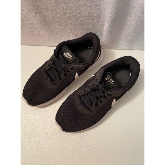 NIKE women’s size 7 running sneaker black white swoosh #812655-011 - Picture 2 of 9